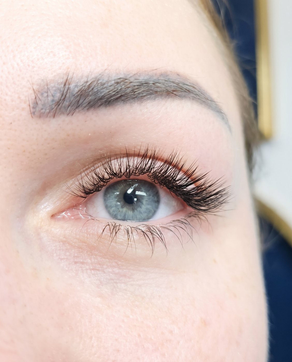 Natural classic and hybrid lash extensions